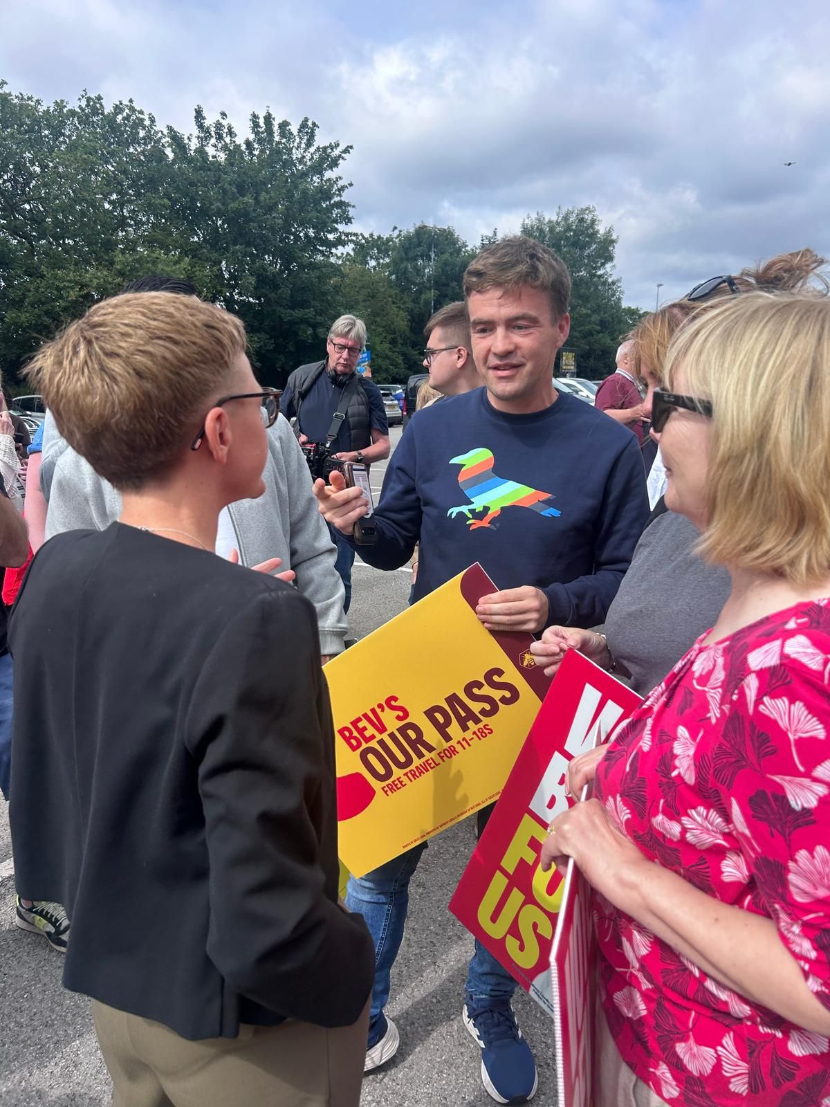 It was great to welcome @[100037978602360:2048:Bev Craig for Greater Manchester Mayor] to Stockport today to discuss her plans for the 11-18 Our Pass and hear more of her commitments for Stockport and Greater Manchester more widely. 

Allowing all of our young people the best start in life no matter their household situation shows the values that Bev will bring as Mayor. 

She will be continuing with the work that Andy Burnham started but taking it further and faster. 

Here in Manor I will cont